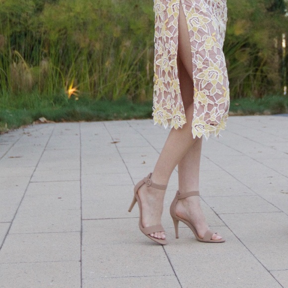 Steve Madden Shoes - Steve madden tan heels with strap.